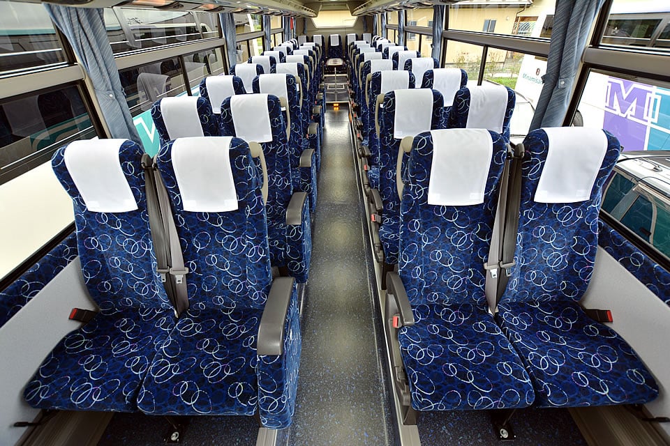 大型観光バス：内観 落ち着いた雰囲気の座席で快適にご案内できます。
