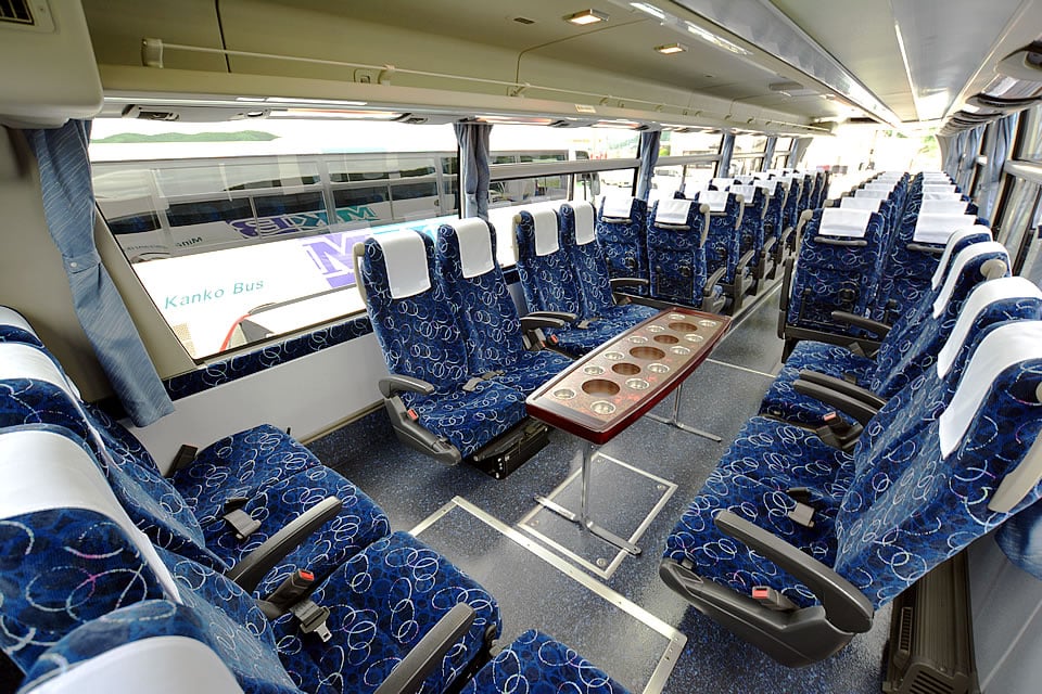 大型観光バス：後方座席 後方の座席はこのように変更可能。