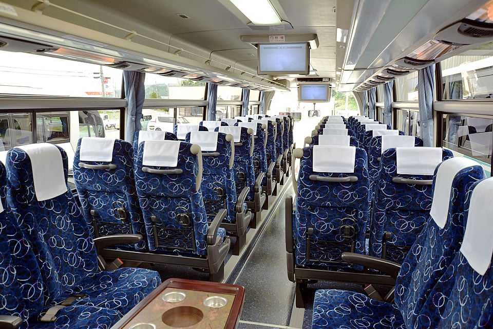 大型観光バス：設備 大型モニターも2台ご用意。