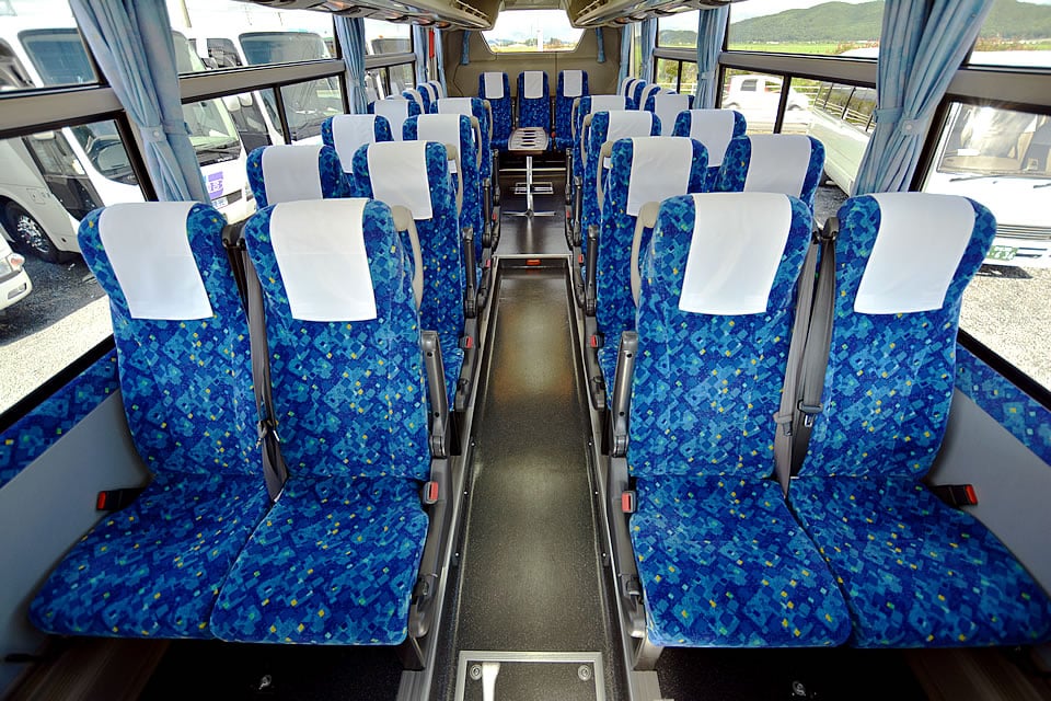 中型観光バス：内観 ゆったりとした座席で疲れにくいのが特徴です。