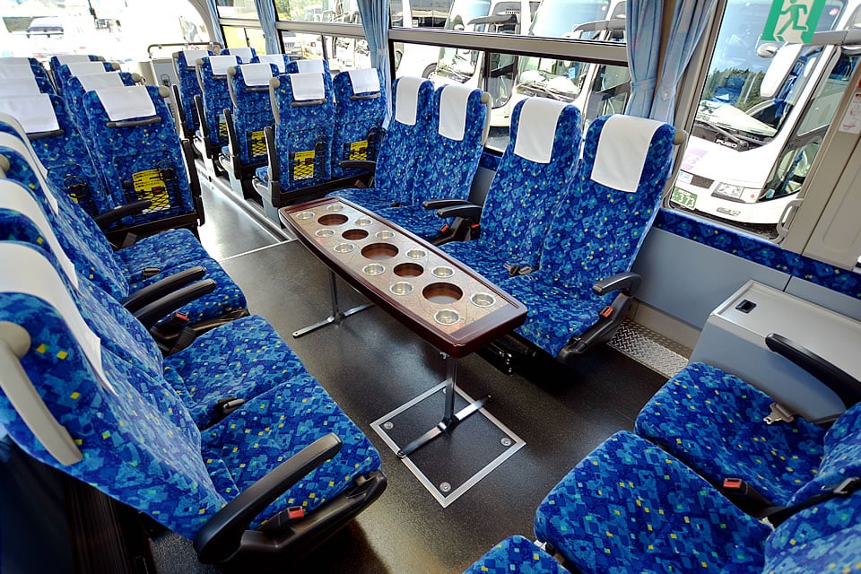 中型観光バス：後方座席 後方の座席はこのように変更可能。
