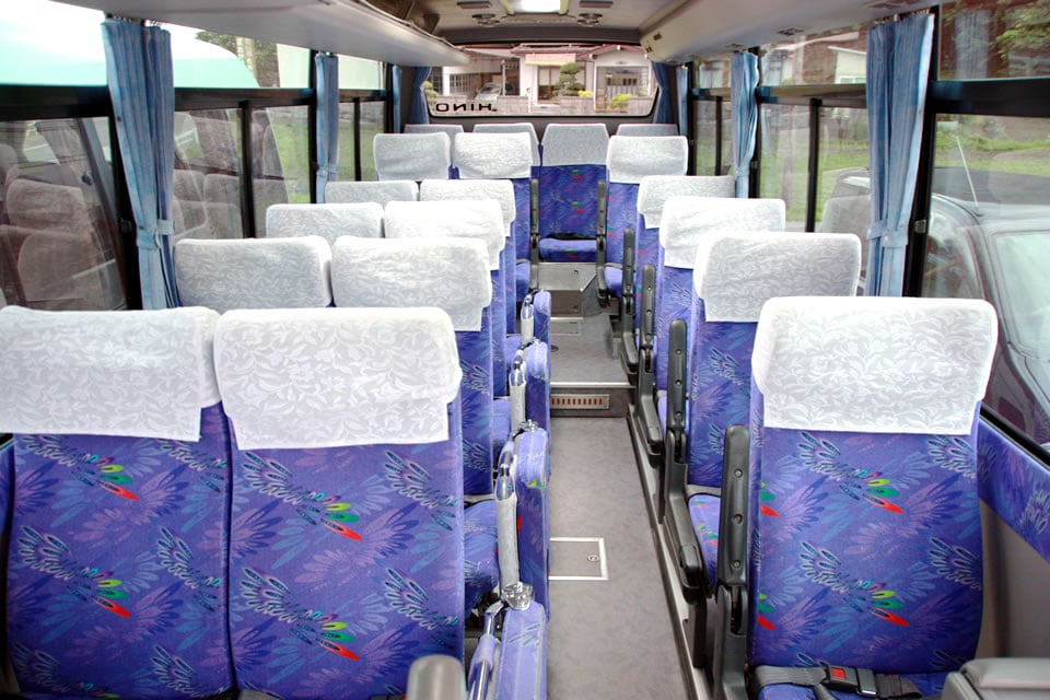 小型観光バス：内観 横は3列の座席です。