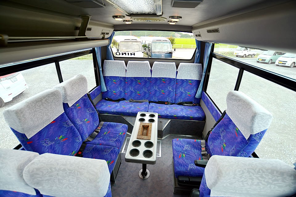 小型観光バス：後方座席 後方の座席はこのように変更可能。