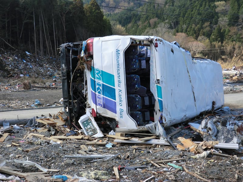 平成23年3月11日の震災で観光バス13台を津波で流されました。陸上で確認できたのは8台、あとの5台は海の中に引きこまれたようで、いまだ行方不明です。