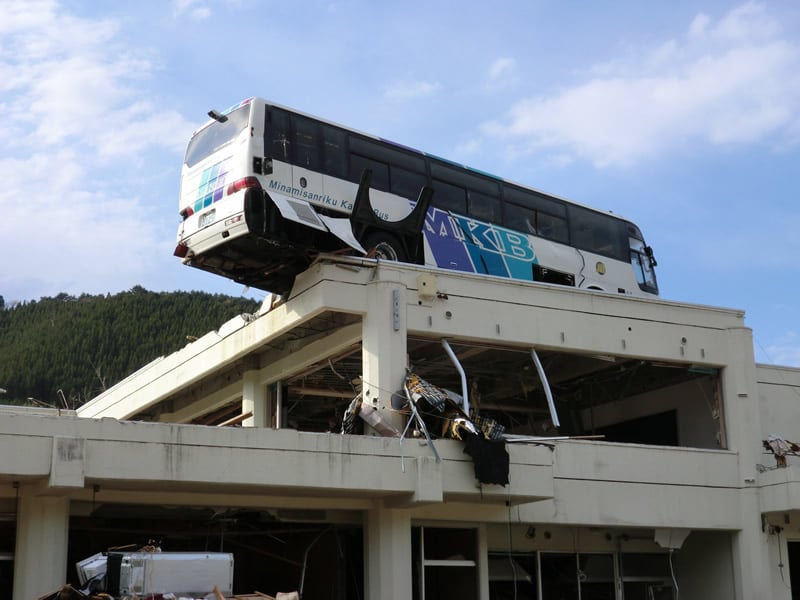 大地震がもたらした未曾有の大津波は、一瞬にしてこの町の何もかもを奪っていきました。絶望の闇だけを残して、何もかもを奪っていきました。